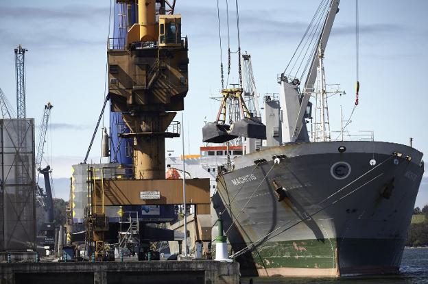 El 'Machitis', amarrado ayer al puerto de Raíces, descarga 16.000 toneladas de antracita . 