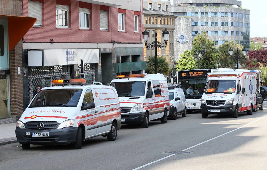 Fotos: Ocho personas resultan heridas en Oviedo tras dar un frenazo un autobús urbano