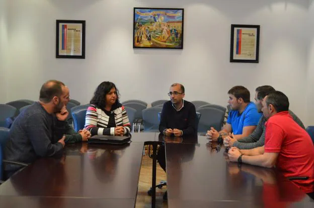 Laura Álvarez y José Víctor Rodríguez, en el centro, con los representantes de los trabajadores. 