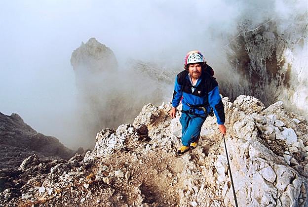 El alpinista italiano Reinhold Messner, en la cima de los Dolomitas, en Italia, el 20 de abril de 2001. 