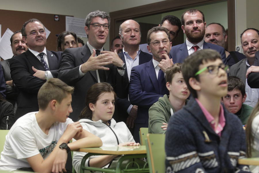 Álvaro Nadal visitó el IES de la capital piloñesa para presentar el programa Escuelas Conectadas