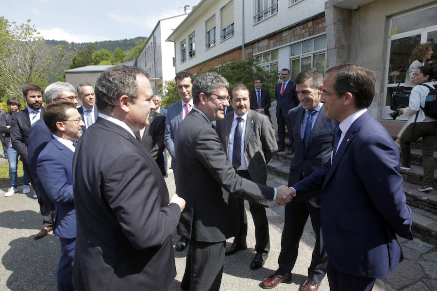 Álvaro Nadal visitó el IES de la capital piloñesa para presentar el programa Escuelas Conectadas