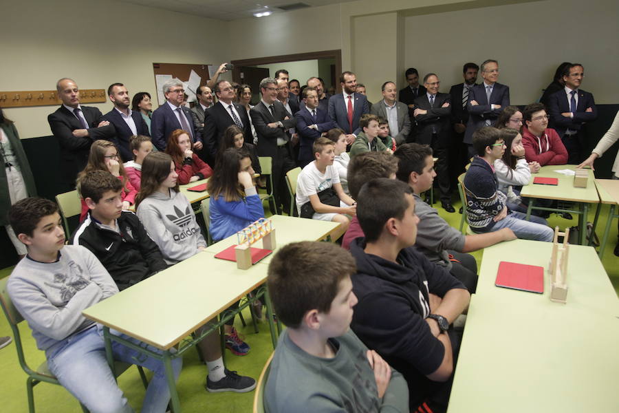 Álvaro Nadal visitó el IES de la capital piloñesa para presentar el programa Escuelas Conectadas