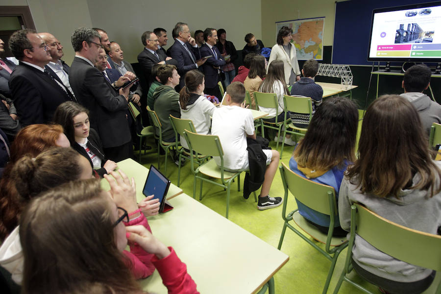 Álvaro Nadal visitó el IES de la capital piloñesa para presentar el programa Escuelas Conectadas