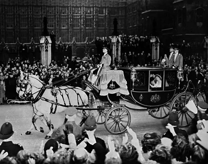 La princesa Elizabeth II de Inglaterra y el príncipe Philip, duque de Edinburgo, el día de su boda 