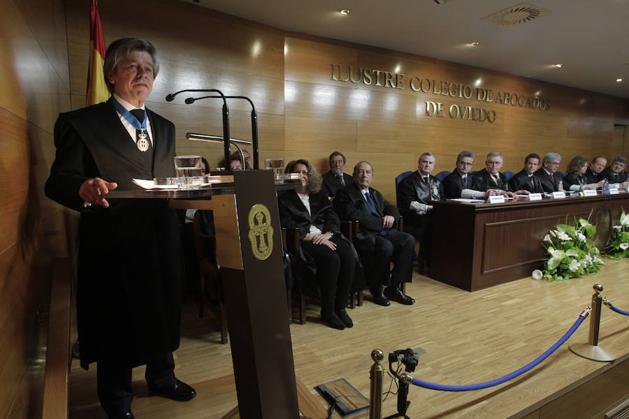 El presidente del TSJA, Ignacio Vidau, fue distinguido como colegiado honorario en una ceremonia en la que también se nombró colegiado de honor al humorista gráfico y colaborador de EL COMERCIO, 'Néstor' y a la precursora de la Agrupación de Abogados Jóvenes y de la Escuela de Práctica Jurídica, Alicia Fernández del Castillo