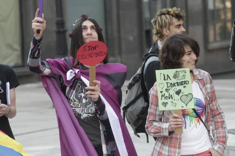 El colectivo LGTB lo secundó con una concentración ciudadana ante el Teatro Campoamor