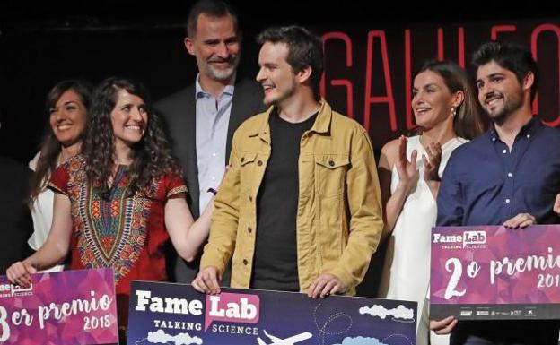 Los reyes de España posan con los ganadores del certamen de monólogos científicos 'FameLab España 2018'.