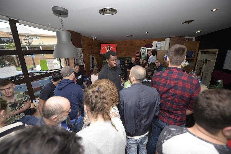 La plantilla del equipo ovetense celebró el final de temporada con un grupo de seguidores y rodeados de familiares.