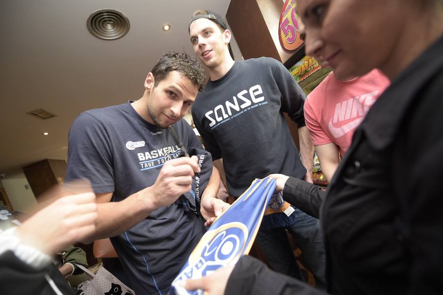 La plantilla del equipo ovetense celebró el final de temporada con un grupo de seguidores y rodeados de familiares.