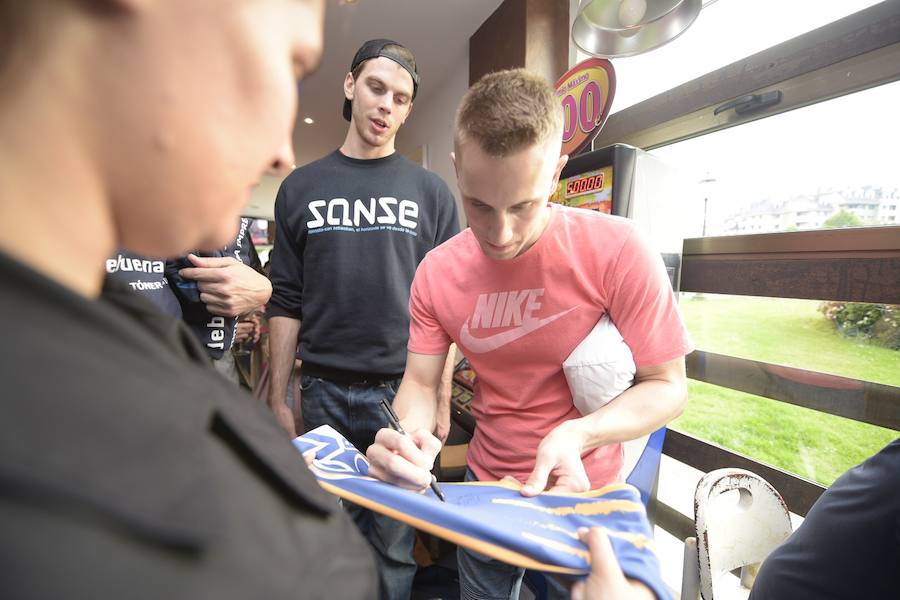 La plantilla del equipo ovetense celebró el final de temporada con un grupo de seguidores y rodeados de familiares.