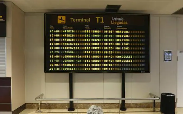 Cuatro horas de retraso en el vuelo Asturias-Madrid indignan a decenas de pasajeros