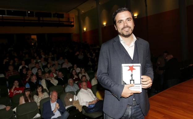 Alberto Garzón, ayer, durante la presentación de su libro en Gijón. 