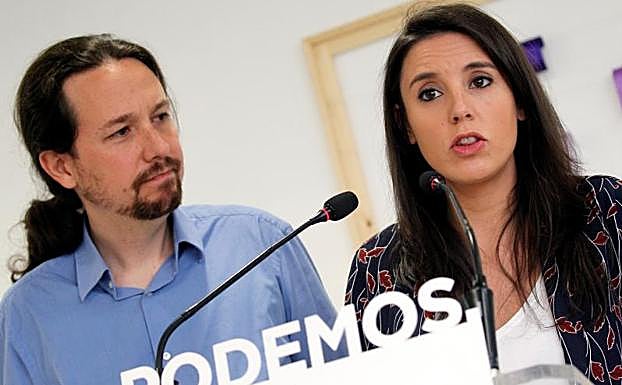 El secretario general de Podemos, Pablo Iglesias, y la portavoz parlamentaria, Irene Montero, durante su comparecencia de este sábado.