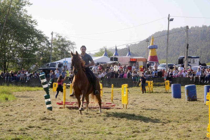 Más de sesenta jinetes participaron en la concentración ecuestre de El Peral.