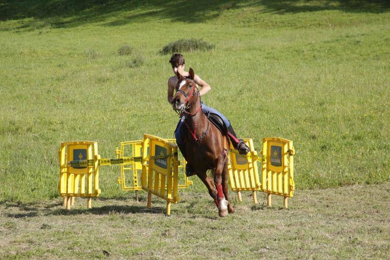 Más de sesenta jinetes participaron en la concentración ecuestre de El Peral.