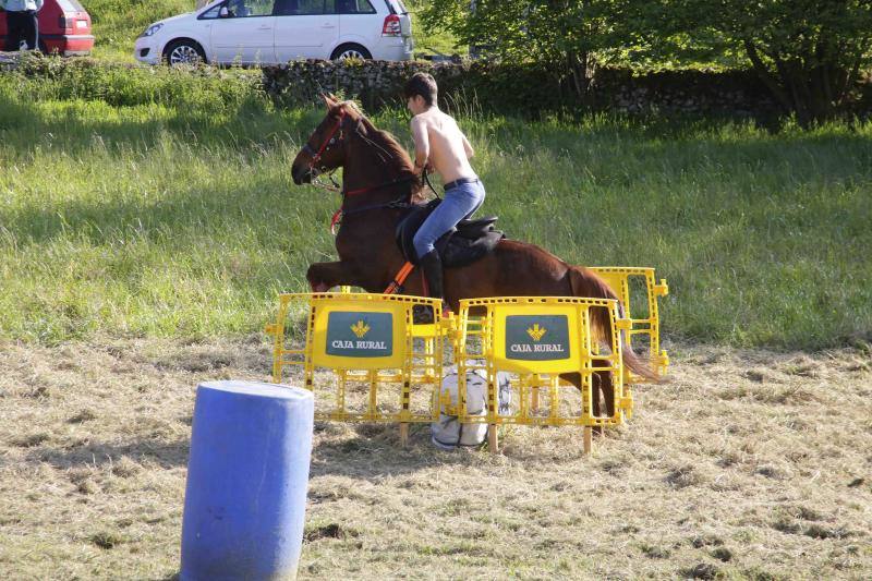 Más de sesenta jinetes participaron en la concentración ecuestre de El Peral.