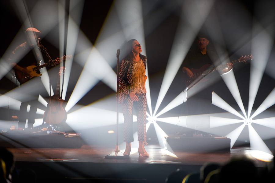 La cantante fue ovacionada por el público ovetense en un concierto dentro de su gira 'Que corra el aire'.