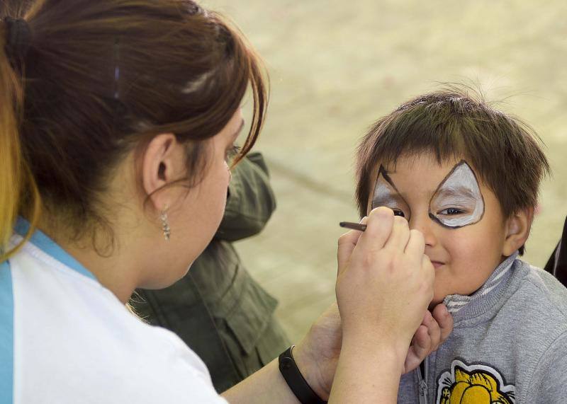 Los puestos tradicionales y los juegos infantiles amenizaron la jornada festiva.