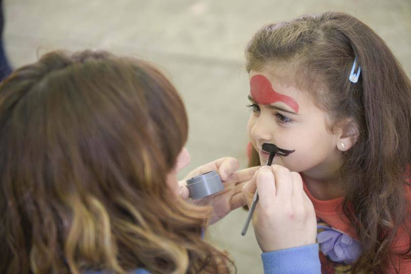 Los puestos tradicionales y los juegos infantiles amenizaron la jornada festiva.