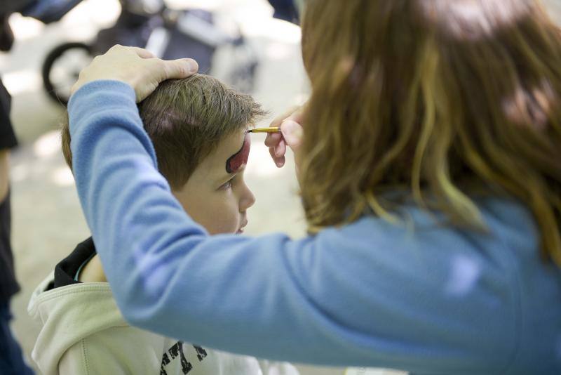 Los puestos tradicionales y los juegos infantiles amenizaron la jornada festiva.