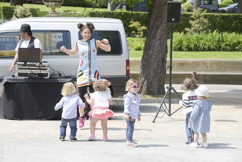 Los puestos tradicionales y los juegos infantiles amenizaron la jornada festiva.