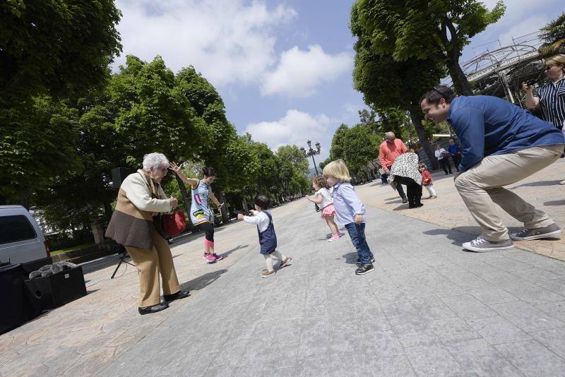 Los puestos tradicionales y los juegos infantiles amenizaron la jornada festiva.