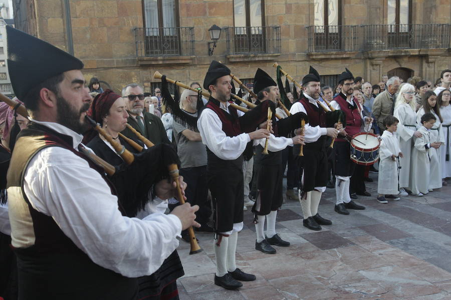 La Cofradía de la Balesquida procesionó la imagen desde la iglesia de San Tirso en Oviedo.