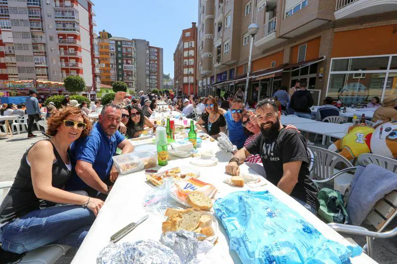 Los vecinos del barrio avilesino disfrutaron de un ágape dedicado a la Asociación Galbán.