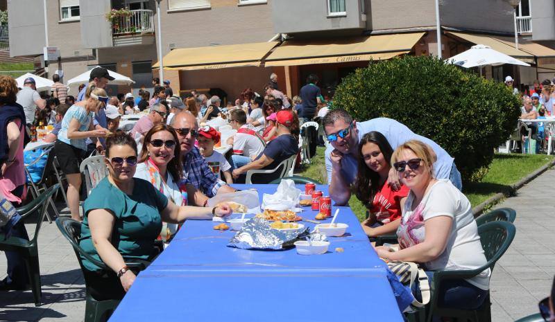Los vecinos del barrio avilesino disfrutaron de un ágape dedicado a la Asociación Galbán.