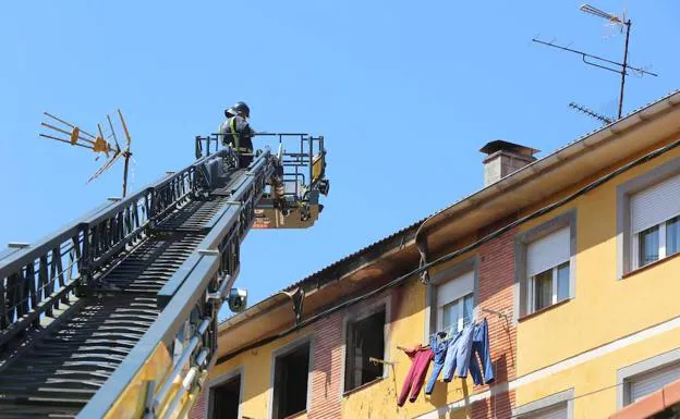 Imagen de los bomberos en el edificio incendiado