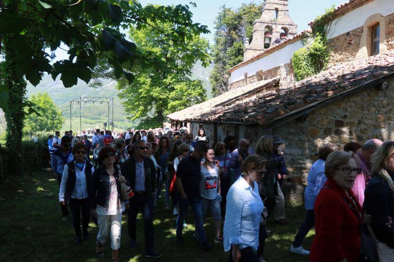 Cientos de romeros llenan el santuario para celebrar el el domingo de Pentecostés.