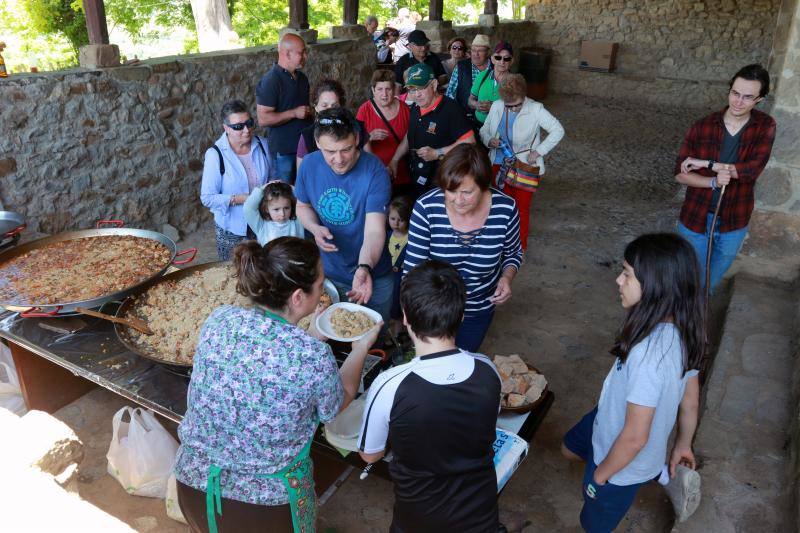 Cientos de romeros llenan el santuario para celebrar el el domingo de Pentecostés.