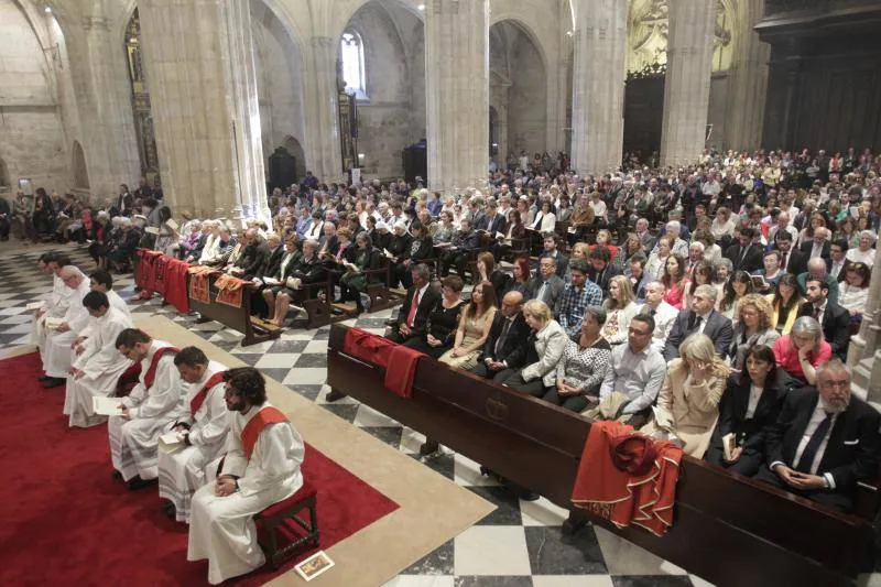 Jesús Sanz Montes trasladó a los nuevos eclesiásticos que son «un regalo que llenará de aire fresco nuestra comunidad» ante el numeroso público asistente.