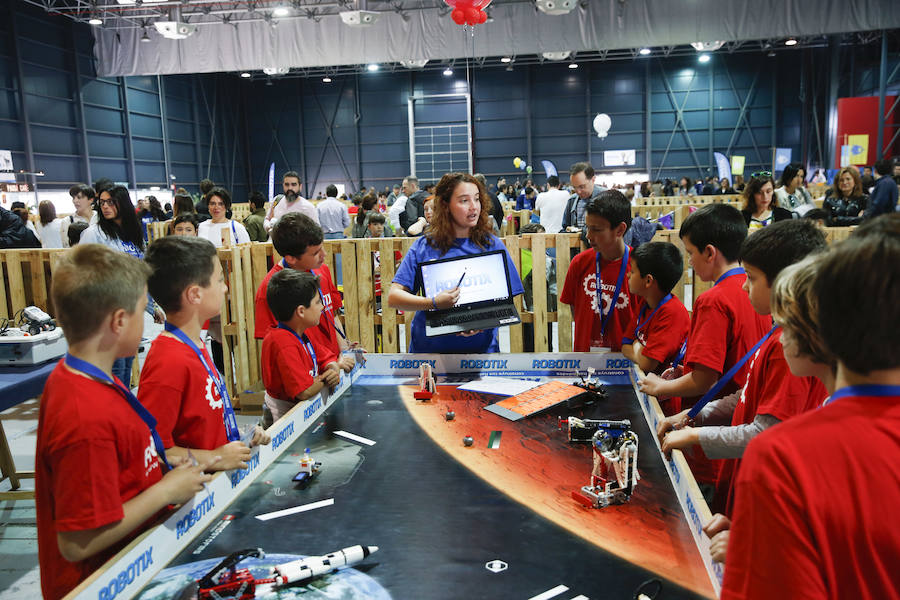 Los pequeños gijoneses aprendieron la importancia de la robótica en el recinto ferial Luis Adaro.