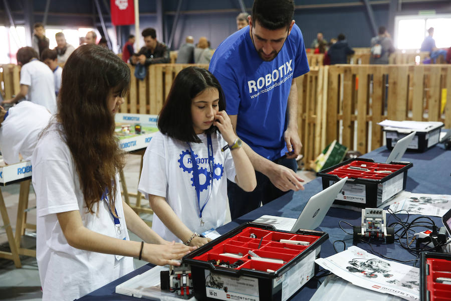 Los pequeños gijoneses aprendieron la importancia de la robótica en el recinto ferial Luis Adaro.