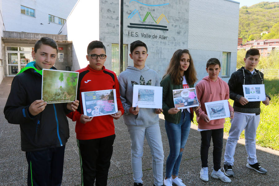Aarón Cargo, Fernando Curras, Raúl Osorio, María Pérez, Diego Suárez y Aitor Mayo, alumnos del IES Valle de Aller, con los carteles que han creado para esta campaña.