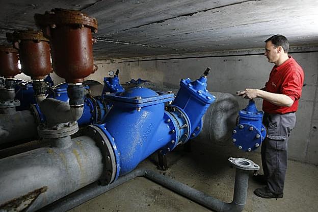 Un operario trabaja en la depuradora de Maqua. La conexión del colector industrial se realizará en la arqueta de salida. 