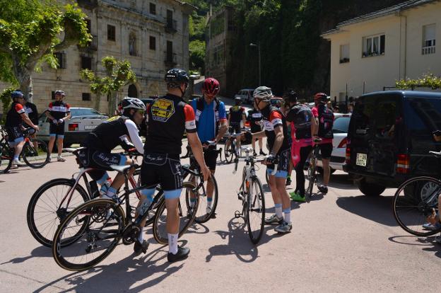 Los ciclistas, a su llegada a Corias. 