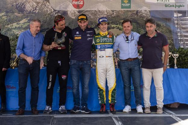 El alcade de Parres, Emilio García, Sebastien Petit, Simone Faggioli, avier Villa, el presidente de la Federación Española, Manuel Aviñó y el director general de Deportes, José Ramón Tuero. 