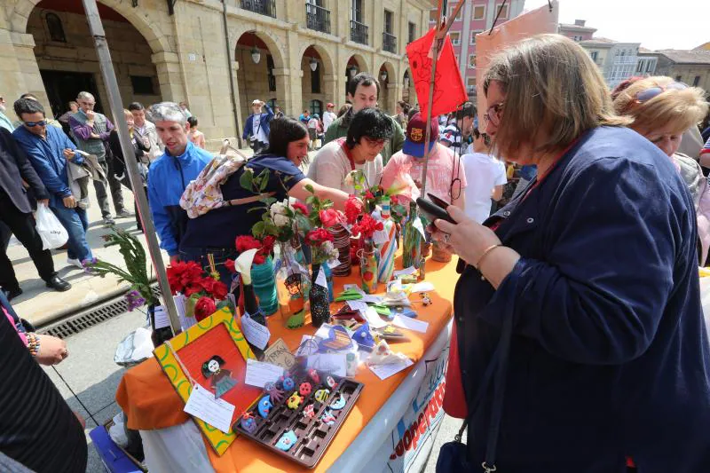 Cuatrocientos estudiantes participan en el mercado de cooperativas escolares en la plaza de España