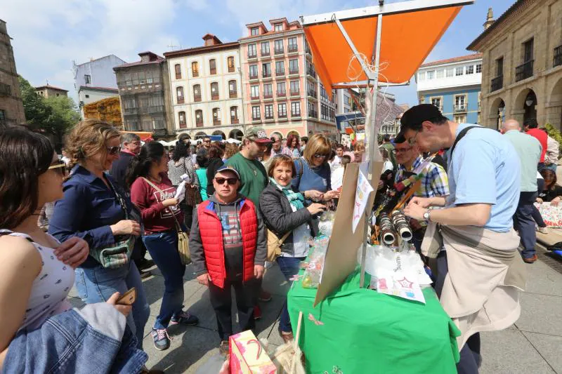 Cuatrocientos estudiantes participan en el mercado de cooperativas escolares en la plaza de España