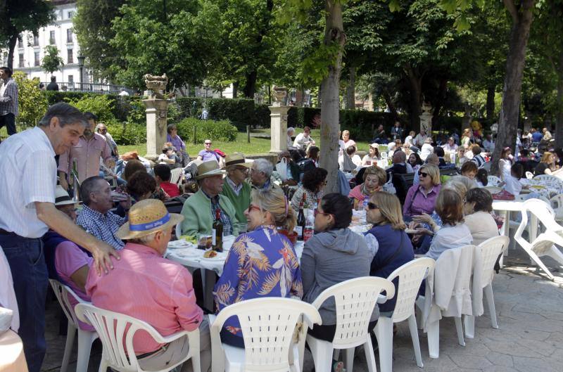 Miles de personas han disfrutado de un Martes de Campo soleado que ha llenado numerosos rincones de Oviedo.