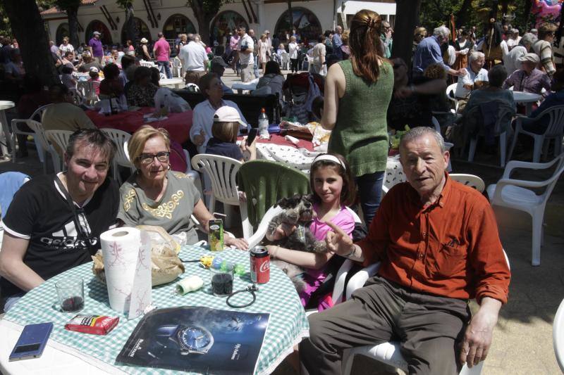 Miles de personas han disfrutado de un Martes de Campo soleado que ha llenado numerosos rincones de Oviedo.