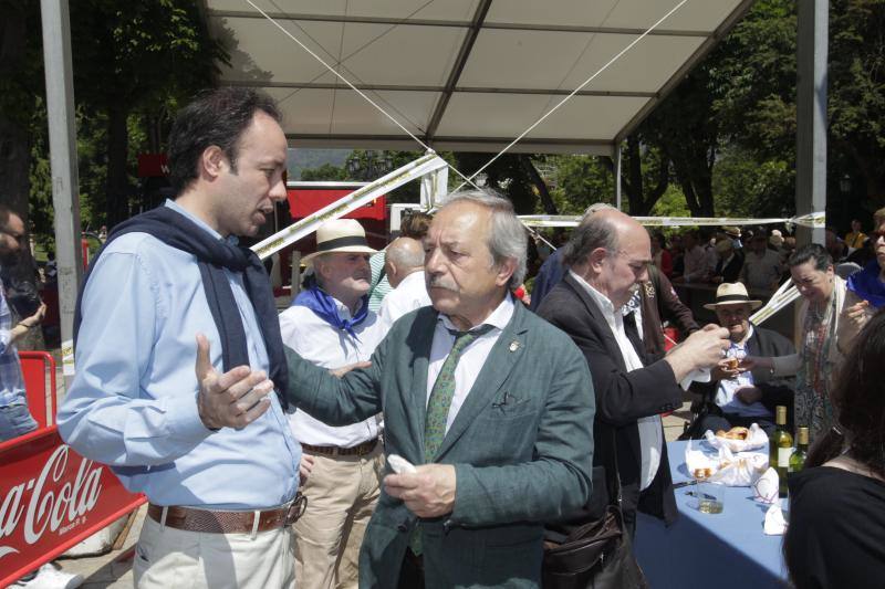 Miles de personas han disfrutado de un Martes de Campo soleado que ha llenado numerosos rincones de Oviedo.