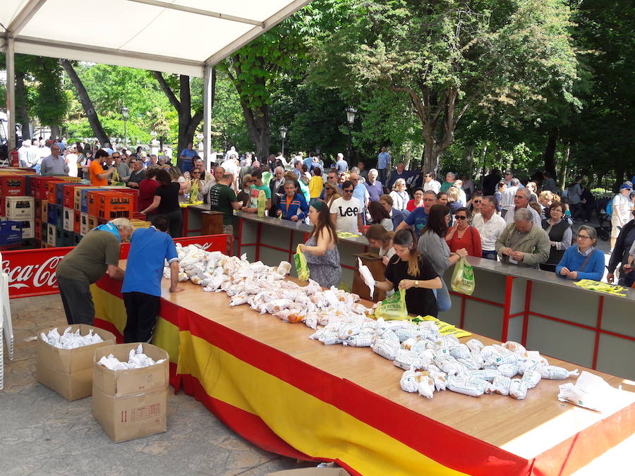 Miles de personas han disfrutado de un Martes de Campo soleado que ha llenado numerosos rincones de Oviedo.