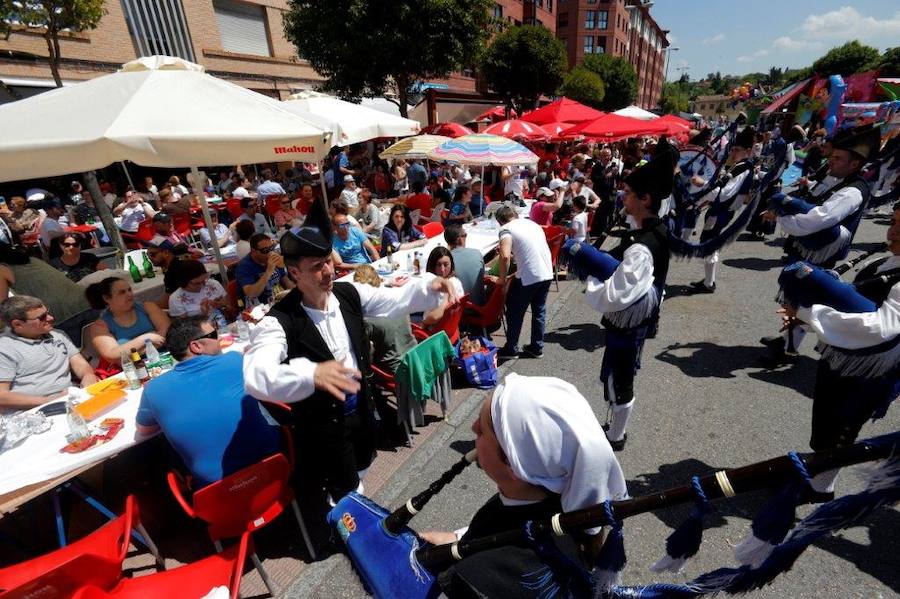 Miles de personas han disfrutado de un Martes de Campo soleado que ha llenado numerosos rincones de Oviedo.