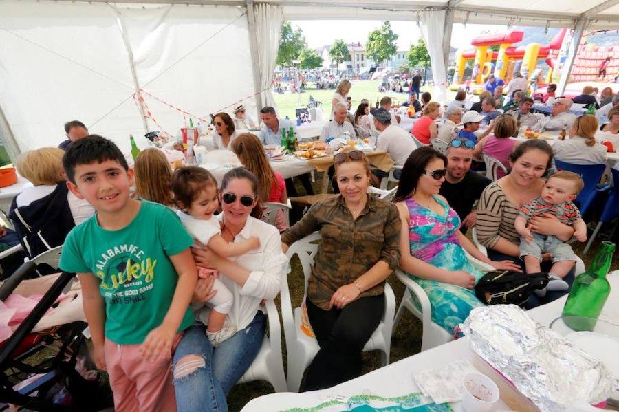 Miles de personas han disfrutado de un Martes de Campo soleado que ha llenado numerosos rincones de Oviedo.