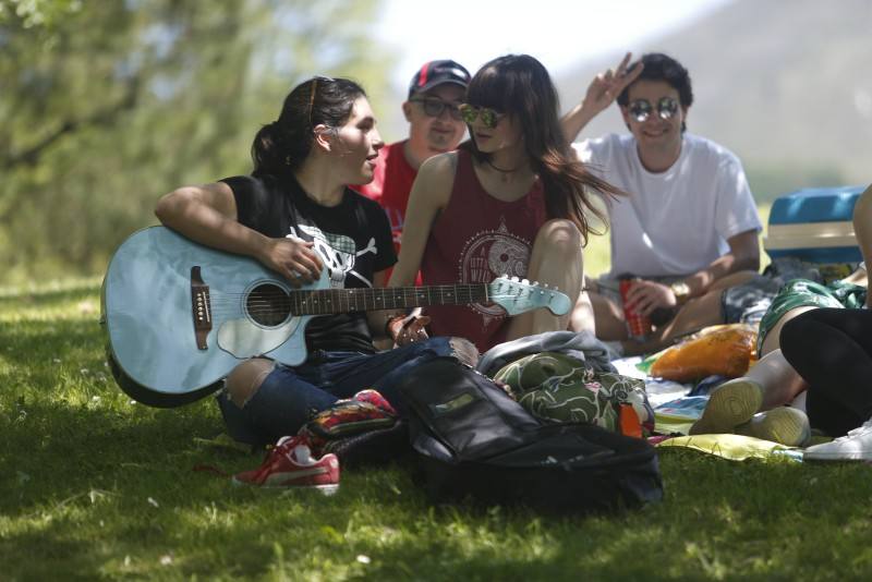 Miles de personas han disfrutado de un Martes de Campo soleado que ha llenado numerosos rincones de Oviedo.