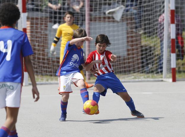 Disputa entre un jugador del Oviedo y otro del Sporting. 